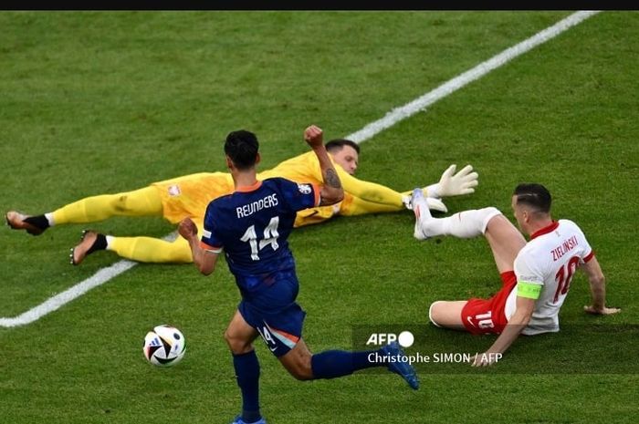 Gelandang timnas Belanda keturunan Maluku, Tijjani Reijnders, berpeluang cetak gol saat hadapi timnas Polandia pada duel Euro 2024 di Volksparkstadion Hamburg (16/6/2024).