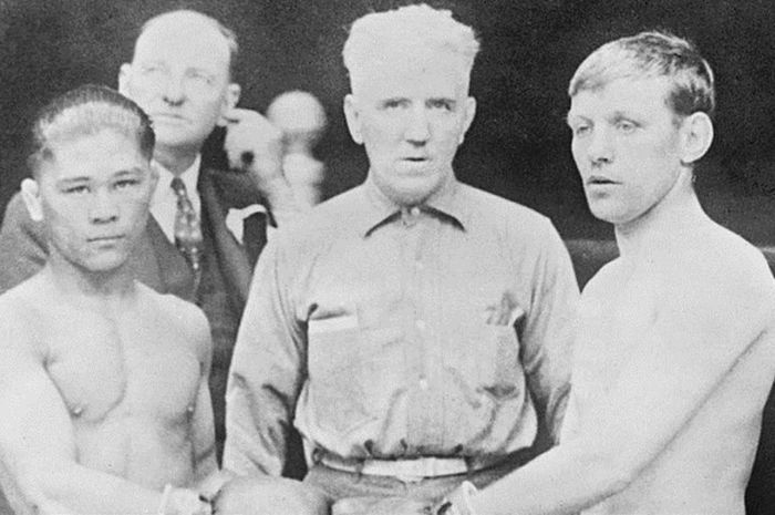 Panchito Villa (kiri), menjadi petinju Filipina pertama yang merebut sabuk juara dunia pada 18 Juni 1923.