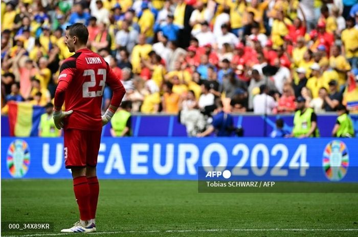 Kiper Ukraina dan Real Madrid, Andriy Lunin, bereaksi setelah timnya kalah 0-3 dari Rumania di Grup E EURO 2024, Senin (17/6/2024) di Muenchen.