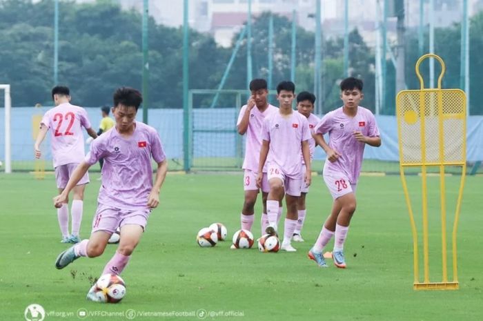 Timnas U-16 Vietnam menjalani sesi latihan jelang turnamen ASEAN Cup U-16 2024 di Indonesia.