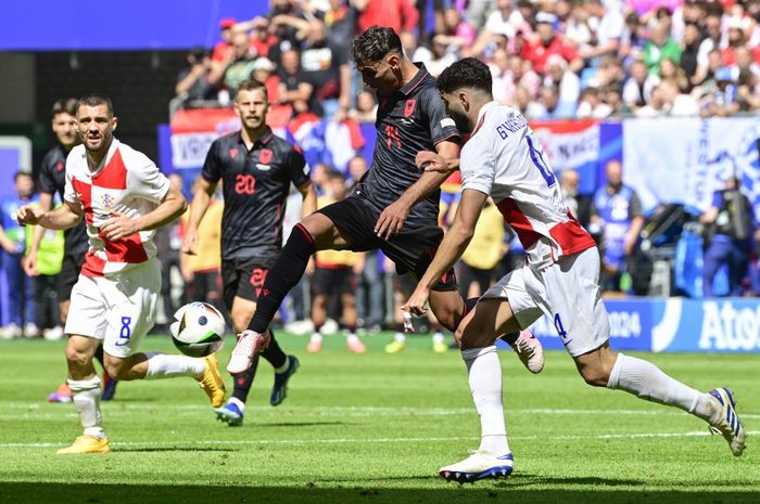 Aksi gelandang timnas Albania, Qazim Laci, pada matchday kedua Euro 2024 melawan timnas Kroasia di Volksparkstadion, Rabu (19/6/2024).