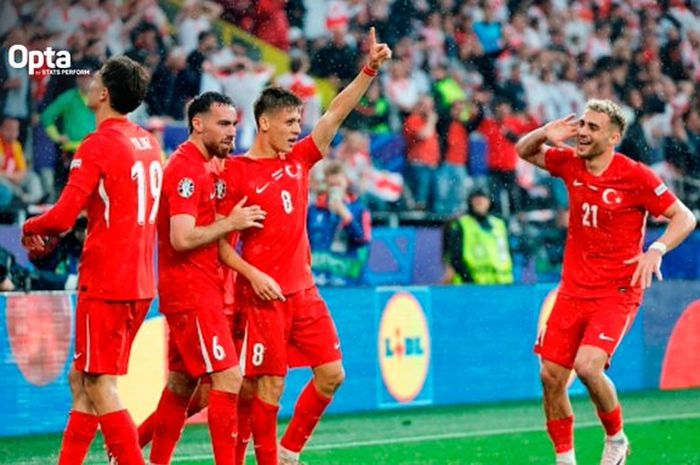 Para pemain timnas Turki melakukan selebrasi atas gol Arda Guler pada matchday pertama Euro 2024 di Signal Iduna Park, Selasa (18/6/2024).