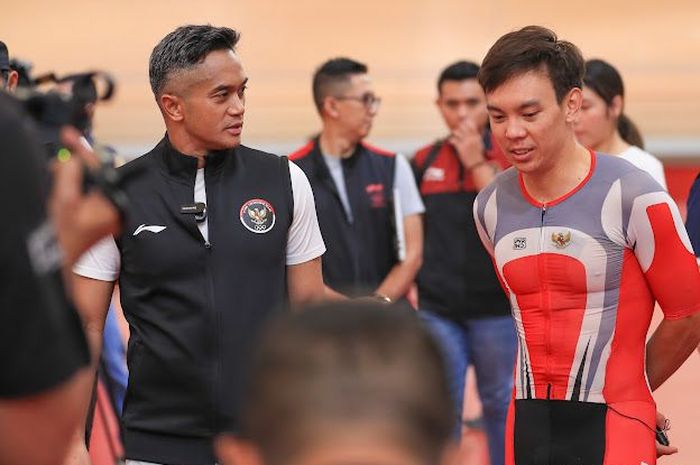 Suasana kunjungan CdM Olimpiade Paris 2024, Anindya Bakrie ke latihan atlet balap sepeda Indonesia, Bernard Benyamin van Aert, di Velodrome Rawamangun, Jakarta, Selasa (18/6/2024).