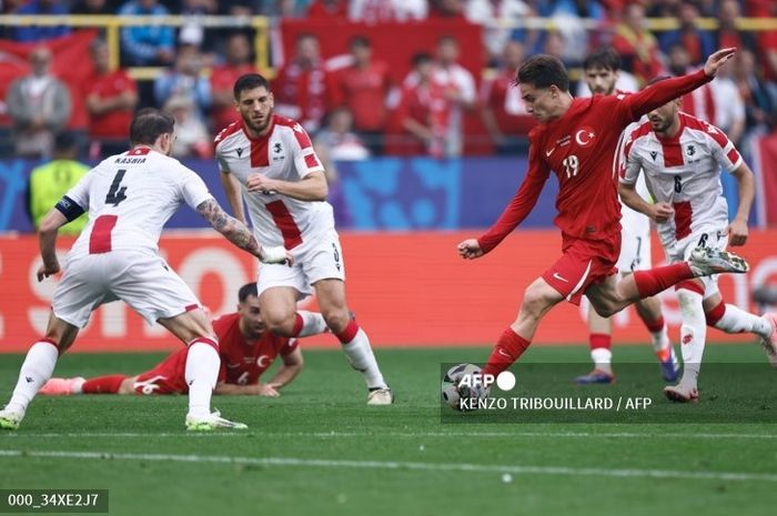 Penyerang Timnas Turki, Kenan Yildiz, melepaskan tendangan saat melawan Timnas Georgia pada laga pembuka Grup F, Selasa (18/6/2024) malam WIB.