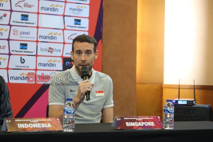 Pelatih timnas U-16 Singapura, Angel Toledano Flores saat menghadiri konferensi pers ASEAN CUP U-16 2024 di Hotel Solo Paragon, Solo, Kamis (20/6/2024).