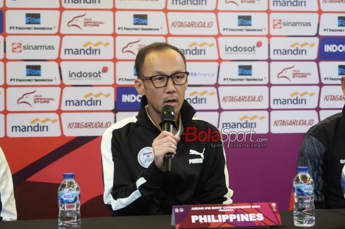 Pelatih timnas U-16 Filipina,  Yuki Matsuda saat menghadiri konferensi pers ASEAN CUP U-16 2024 di Hotel Solo Paragon, Solo, Kamis (20/6/2024).