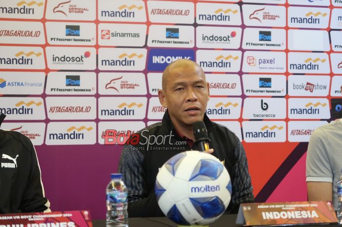 Pelatih timnas U-16 Indonesia, Nova Arianto saat menghadiri konferensi pers ASEAN CUP U-16 2024 di Hotel Solo Paragon, Solo, Kamis (20/6/2024).