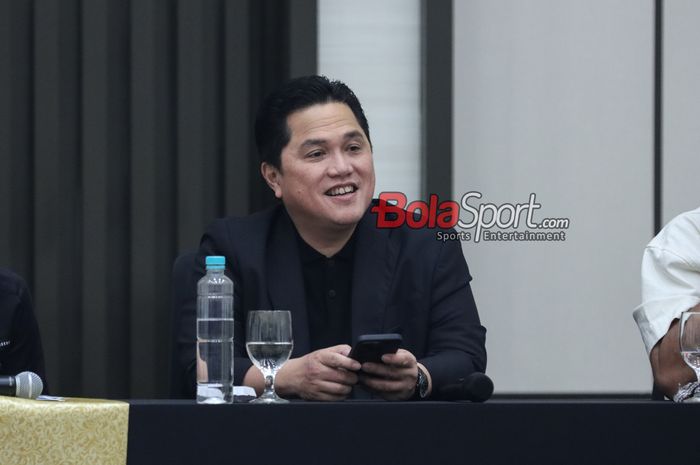 Ketua Umum PSSI, Erick Thohir, saat hadir dalam sesi jumpa pers di Menara Danareksa, Gambir, Jakarta Pusat, Kamis (20/6/2024).