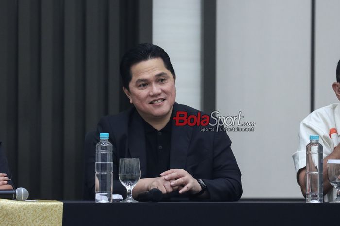 Ketua Umum PSSI, Erick Thohir, saat hadir dalam sesi jumpa pers di Menara Danareksa, Gambir, Jakarta Pusat, Kamis (20/6/2024).