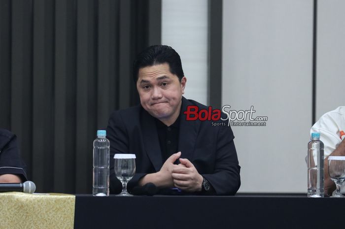 Ketua Umum PSSI, Erick Thohir, saat hadir dalam sesi jumpa pers di Menara Danareksa, Gambir, Jakarta Pusat, Kamis (20/6/2024).