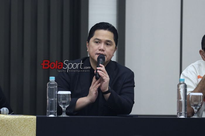 Ketua Umum PSSI, Erick Thohir, saat hadir dalam sesi jumpa pers di Menara Danareksa, Gambir, Jakarta Pusat, Kamis (20/6/2024).