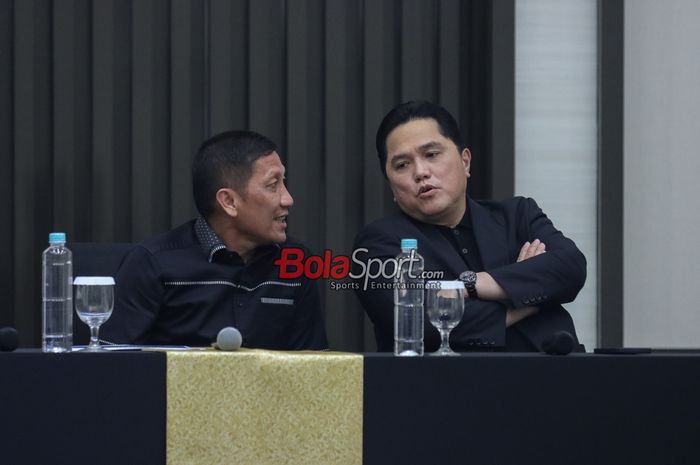 Ketua Umum PSSI, Erick Thohir (kanan) sedang berkomunikasi dengan Ferry Paulus selaku Direktur Utama PT LIB (Liga Indonesia Baru) saat hadir dalam sesi jumpa pers di Menara Danareksa, Gambir, Jakarta Pusat, Kamis (20/6/2024).