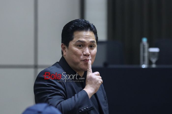 Ketua Umum PSSI, Erick Thohir, saat hadir dalam sesi jumpa pers di Menara Danareksa, Gambir, Jakarta Pusat, Kamis (20/6/2024).