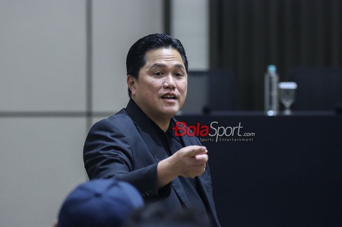 Ketua Umum PSSI, Erick Thohir, saat hadir dalam sesi jumpa pers di Menara Danareksa, Gambir, Jakarta Pusat, Kamis (20/6/2024).