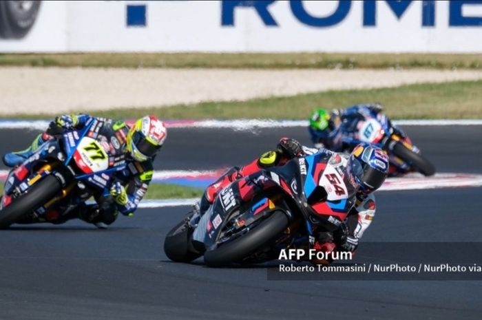 Pembalap WSBK, Toprak Razgatlioglu saat tampil di seri WSBK Italia di Sirkuit Misano, Minggu (16/6/2024)