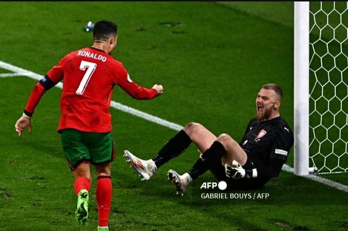 Cristiano Ronaldo melakukan selebrasi di depan kiper Rep Ceska saat timnas Portugal memenangi laga pertamanya di Euro 2024.