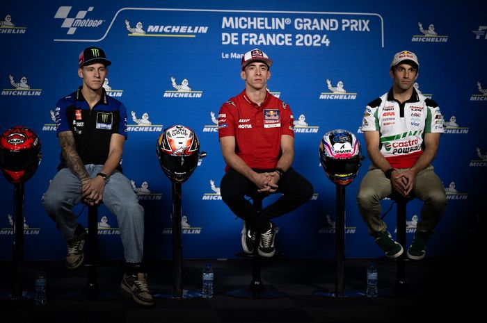 Dari kiri ke kanan, Fabio Quartararo (Monster Energy Yamaha), Pedro Acosta (Redbull Gasgas Tech3), dan Johann Zarco (LCR Honda) pada konferensi pers jelang MotoGP Prancis 2024 di Sirkuit Le Mans, 9 Mei 2024.