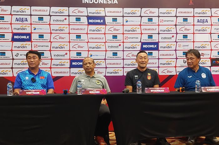 Pelatih timnas U-16 Brunei Muhammad Ali Mustafa (dua dari kiri) saat konferensi pers Grup B ASEAN Cup U-16 2024 di Hotel Solo Paragon, Jumat (21/6/2024).