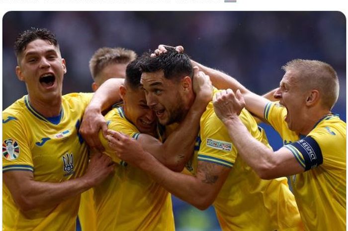 Bomber Timnas Ukraina, Roman Yaremchuk, merayakan gol ke gawang Timnas Slovakia di laga Grup E Euro 2024.