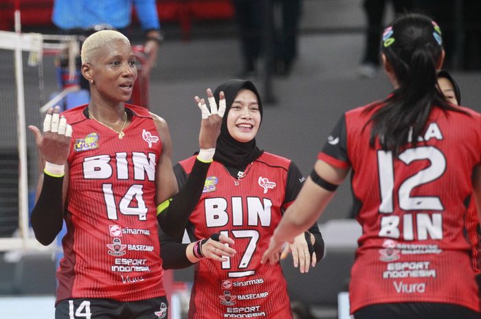 Pemain tim bola voli Jakarta BIN, dari kiri; Kenia Carcaces Opon, Wilda Siti Nur Fadhilah Sugandi, Rika Dwi Latri pada laga melawan Jakarta Electric PLN di putaran kedua Proliga 2024, Jumat, 21 Juni 2024