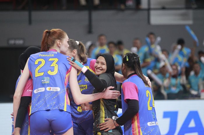 Tim bola voli Jakarta Electric PLN melakukan selebrasi saat menghadapi Jakarta BIN pada putaran kedua Proliga 2024, Jumat, 21 Juni 2024