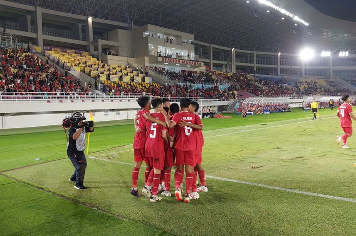 Selebrasi para pemain Timnas U-16 Indonesia merayakan gol Mierza ke gawang Singapura pada matchday pertama Grup A ASEAN Cup U-16 2024 di Stadion Manahan, Surakarta, Jumat (21/6/2024).