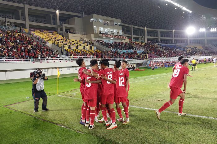 Selebrasi para pemain Timnas U-16 Indonesia merayakan gol Mierza ke gawang Singapura pada matchday pertama Grup A ASEAN Cup U-16 2024 di Stadion Manahan, Surakarta, Jumat (21/6/2024).