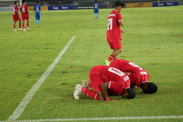 Selebrasi para pemain Timnas U-16 Indonesia merayakan gol Alberto ke gawang Singapura pada matchday pertama Grup A ASEAN Cup U-16 2024 di Stadion Manahan, Surakarta, Jumat (21/6/2024).