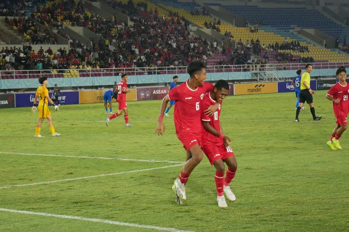 Selebrasi para pemain Timnas U-16 Indonesia merayakan gol Alberto ke gawang Singapura pada matchday pertama Grup A ASEAN Cup U-16 2024 di Stadion Manahan, Surakarta, Jumat (21/6/2024).