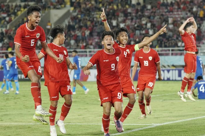 Pemain Timnas U-17 Indonesia, Mierza Firjatullah, melakukan selebrasi bersama rekan-rekannya di laga ASEAN Cup U-16 2024.