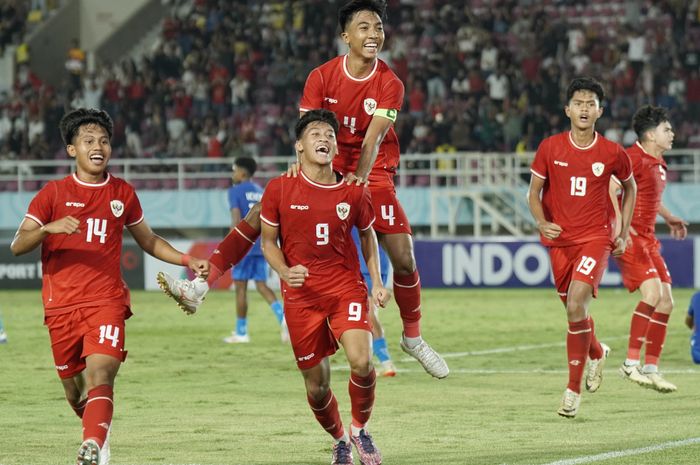 Fabio Azka Irawan (pemain paling kiri) yang jadi andalan Timnas U-16 Indonesia saat eksekusi lemparan ke dalam jarak jauh