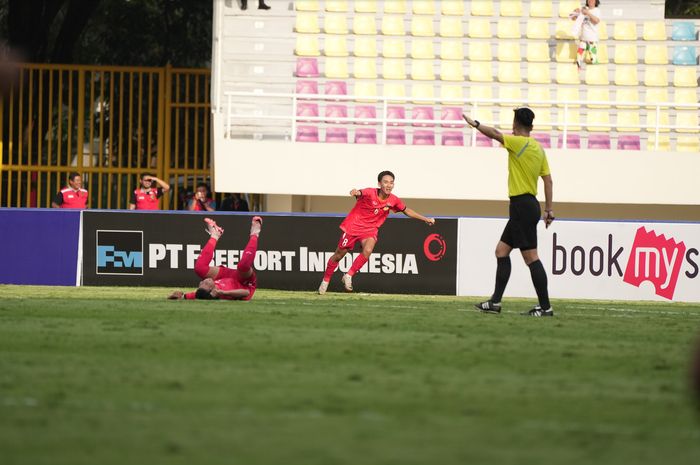 Pemain Timnas Laos U-16 saat selebrasi setelah mencetak gol ke gawang Filipina U-16 di laga Grup A ASEAN CUP U-16 2024 di Stadion Manahan, Solo, Kamis (21/6/2024).