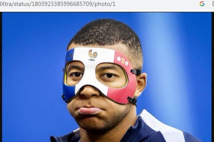 Kapten Timnas Prancis, Kylian Mbappe, mengenakan topeng akibat cedera hidung yang didapatnya pada laga melawan Austria.