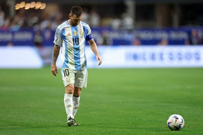 Selaku kapten Timnas Argentina, Lionel Messi dianggap menerapkan standar ganda dalam dua kasus yang tengah menimpa Tim Tango.