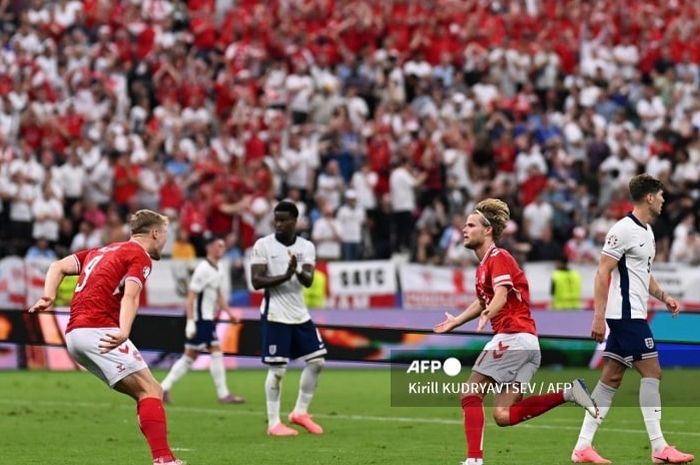 Morten Hjulmand merayakan golnya untuk timnas Denmark ke gawang timnas Inggris di fase grup Euro 2024.