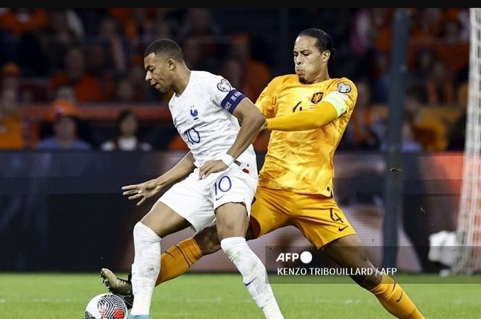 Kylian Mbappe berduel dengan Virgil van Dijk dalam bentrokan timnas Belanda vs timnas Prancis di Kualifikasi Euro 2024. Kedua tim bertemu lagi di putaran final demi singgasana Grup D di Leipzig (21/6/2024).