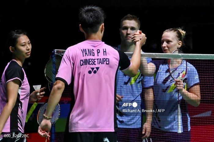 Unggulan tuan rumah, Yang Po-Hsuan/Hu Ling Fang (kiri) kalah pada final Taipei Open 2024 secara menyakitkan.