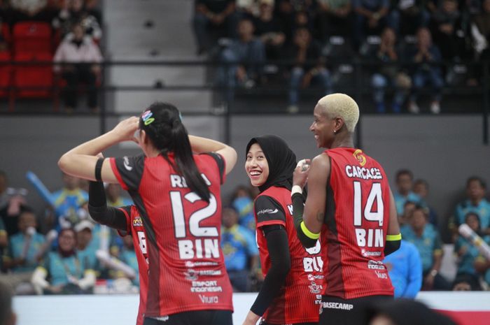 Tim bola voli putri, Jakarta BIN kontra Jakarta Electric PLN pada lanjutan putaran kedua Proliga 2024 di GOR Terpadu Ahmad Yani, Pontianak, Kalbar, Jumat (21/6/2024).