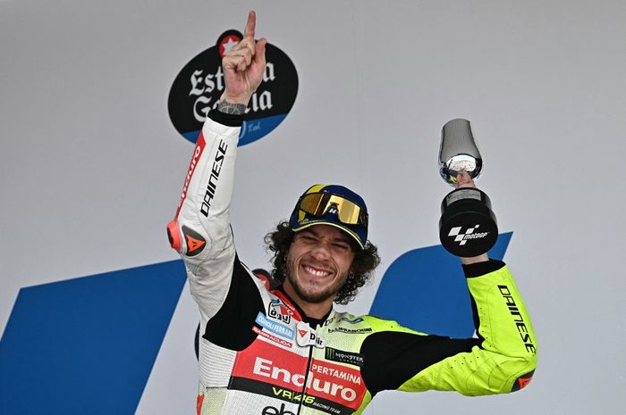 Pembalap Pertamina Enduro VR46, Marco Bezzecchi, di podium ketiga MotoGP Spanyol 2024 di Sirkuit Jerez, 28 April 2024.