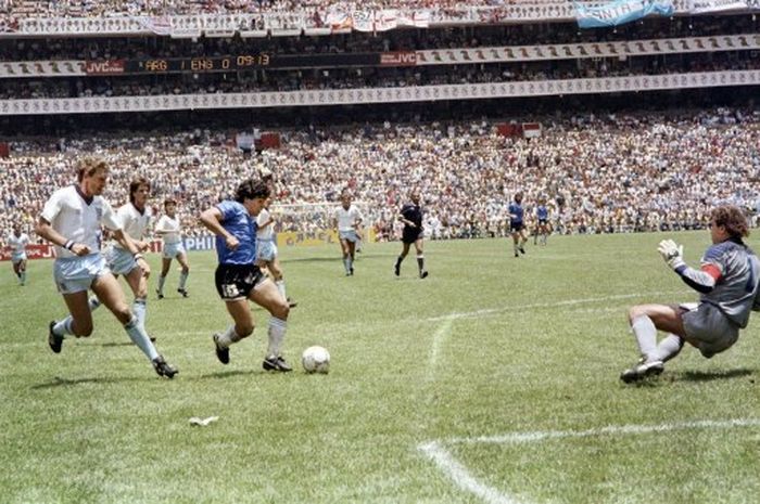 Diego Maradona mencetak Gol Terbaik di Abad Ke-20 dalam laga Argentina melawan Inggris di babak perempat final Piala Dunia 1986, 22 Juni 1986 di Stadion Azteca, Mexico City.