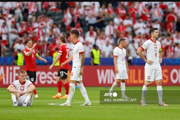 Robert Lewandowski (kanan) mencicipi 30 menit pertamanya di Euro 2024 dengan kekalahan usai timnas Polandia digasak Austria pada duel Grup D di Olympiastadion Berlin (21/6/2024).