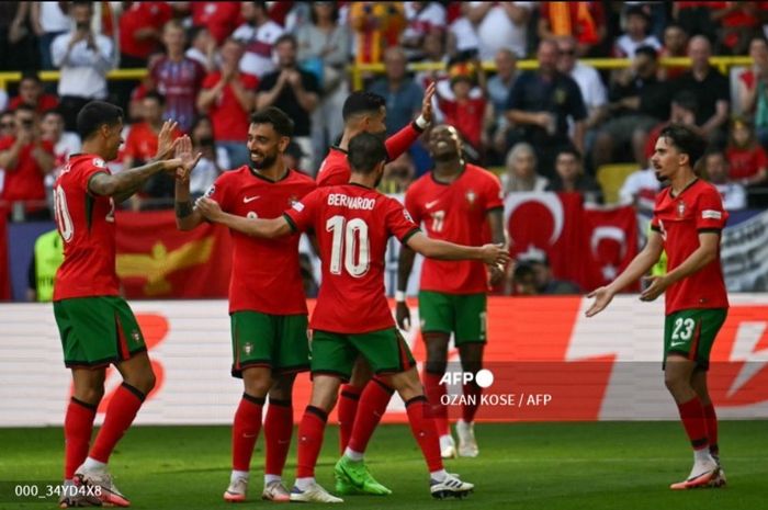 Para pemain Timnas Portugal berselebrasi usai terjadinya gol bunuh diri pemain Timnas Turki pada pertandingan kedua Grup F EURO 2024.