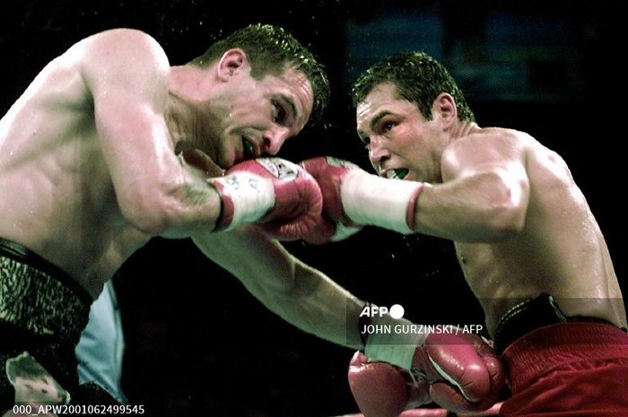 Pertarungan Oscar De La Hoya (kanan) melawan Javier Castillejo dalam perebutan sabuk juara dunia tinju kelas welter super WBC, 23 Juni 2001 di Las Vegas.