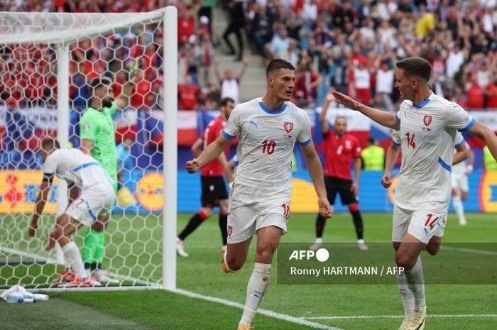 Patrik Schick (10) mencetak gol untuk Republik Ceska dalam laga Grup F EURO 2024 melawan Georgia, Sabtu (22/6/2024) di Hamburg.