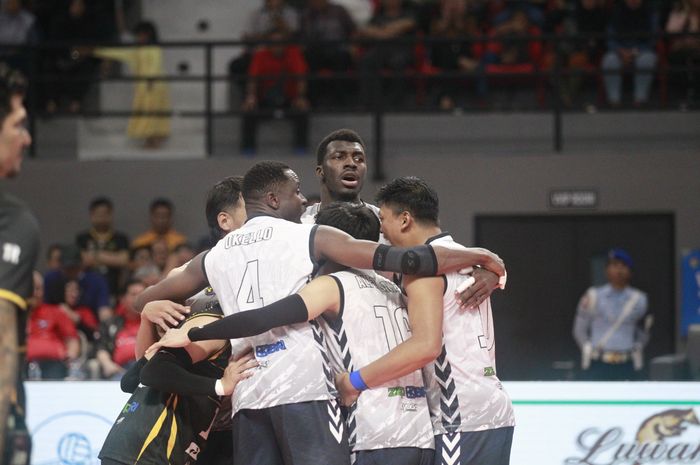 Para pemain Jakarta Bhayangkara Presisi melakukan selebrasi usai meraih tiket final four Proliga 2024