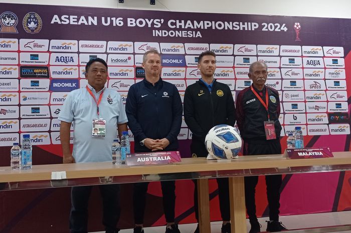 Dari kiri ke kanan pada konferensi pers Grup C ASEAN Cup U-16 2024 di Stadion Manahan, Surakarta: Pelatih Thailand, Jadet Meelarp; Pelatih Malaysia, Javier Jorda Ribera; Pelatih Timor Leste, Gopalkhrisnan A S Ramasamy; Pelatih&nbsp;Australia, Brad Maloney