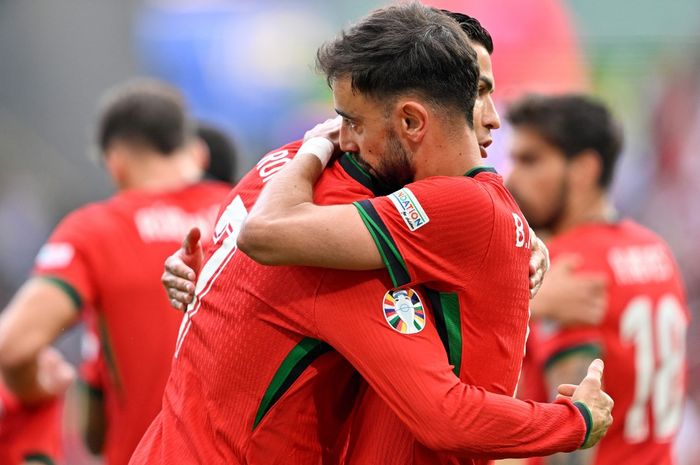 Cristiano Ronaldo dan Bruno Fernandes merayakan gol saat mengantar timnas Portugal lolos ke 16 besar Euro 2024 usai menggilas Turkiye di Dortmund (22/6/2024).