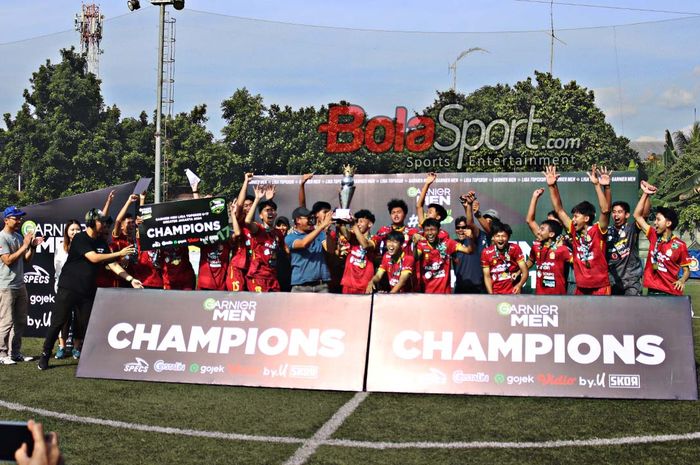 ASIOP U-17 sedang merayakan gelar juara Liga TopSkor U-17 di Lapangan ASIOP, Sentul, Bogor, Jawa Barat, Minggu (23/6/2024).