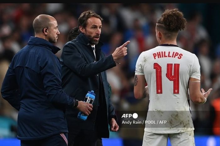 Pelatih timnas Inggris, Gareth Southgate, saat berbicara dengan Kalvin Phillips.