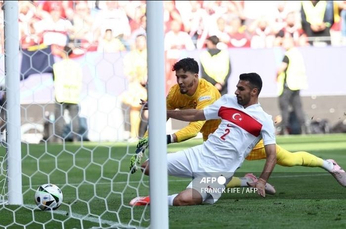 Proses gol bunuh diri Samet Akaydin yang gagal diselamatkan kiper serta bek timnas Turkiye saat menghadapi timnas Portugal di fase grup Euro 2024.